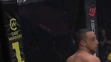 El peleador francés Sofiane Boukichou (izq) se lesionó gravemente la pierna en 'Cage Warriors'