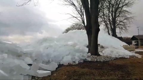 Fuertes vientos y bajas temperaturas crearon "olas de hielo".