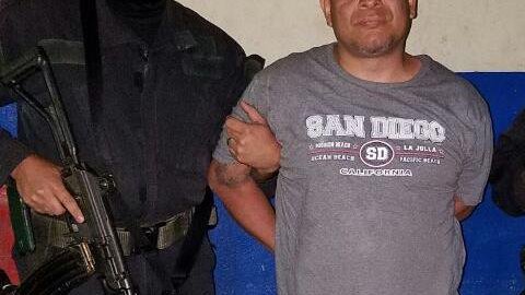 Napoleón Eduardo Castro al momento de ser detenidos por agentes policiales en El Salvador. (@PNC-SV)