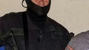 Napoleón Eduardo Castro al momento de ser detenidos por agentes policiales en El Salvador. (@PNC-SV)