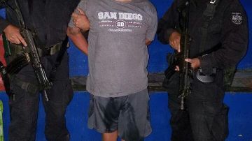 Napoleón Eduardo Castro al momento de ser detenidos por agentes policiales en El Salvador. (@PNC-SV)
