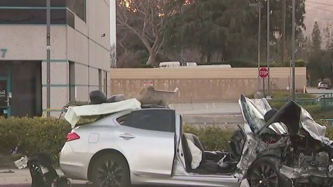 Los autos quedaron totalmente destruidos. (@KTLA)