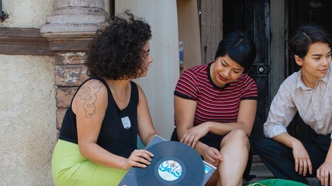 Las DJs de Chulita Vinyl Club son parte de la fiesta. Foto: Cortesía
