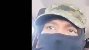 Los presuntos miembros del CJNG aparecen con armas largas en el video.