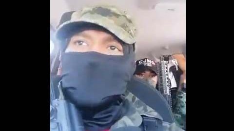 Los presuntos miembros del CJNG aparecen con armas largas en el video.