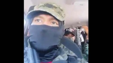 Los presuntos miembros del CJNG aparecen con armas largas en el video.