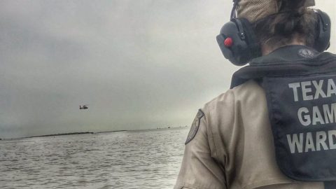 Autoridades buscan los restos del avión de carga cerca de Houston.