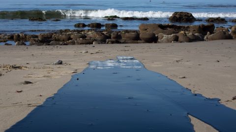 Otros derrames de petróleo en Santa Barbara se han presentado periódicamente como este ocurrido en el 2015 cerca de la Costa Estatal Refugio, al northe de Goleta, California.