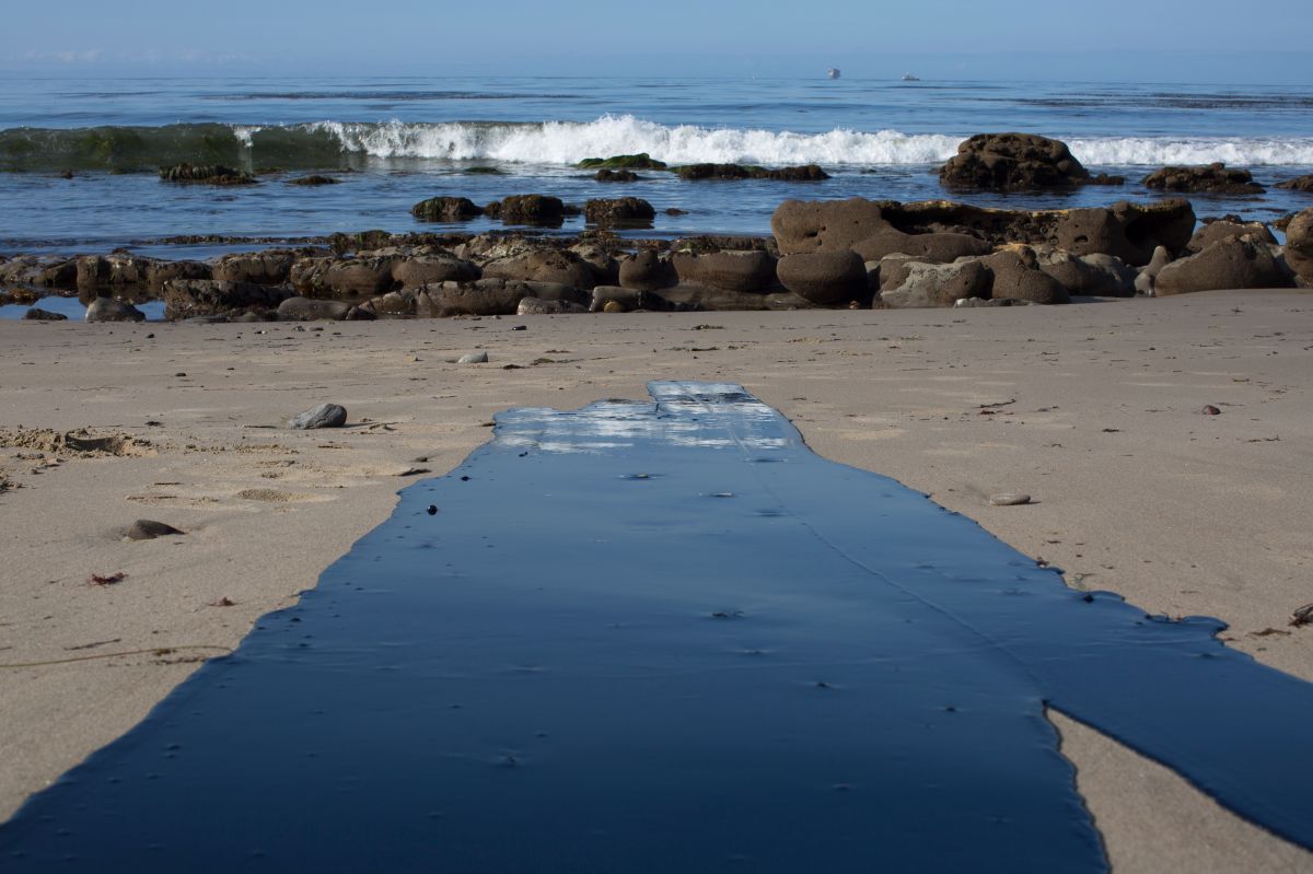 Otros derrames de petróleo en Santa Barbara se han presentado periódicamente como este ocurrido en el 2015 cerca de la Costa Estatal Refugio, al northe de Goleta, California.