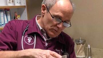 Una niña con autismo va al veterinario con su gato de peluche.