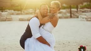 Una pareja se compromete justo al mismo tiempo que cada uno se divorcia de sus anteriores parejas.