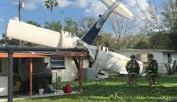Un avión se estrelló contra una casa en Florida.