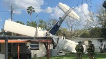 Un avión se estrelló contra una casa en Florida.
