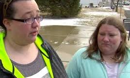 Una pareja de lesbianas es discriminada en Indiana cuando intentan realizar su declaración de impuestos conjuntamente.