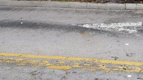 Este era el peligroso bache en un suburbio de Miami.