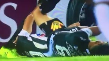 Jorge Aguilar del Deportivo Santaní tuvo que ser reanimado en plena cancha.