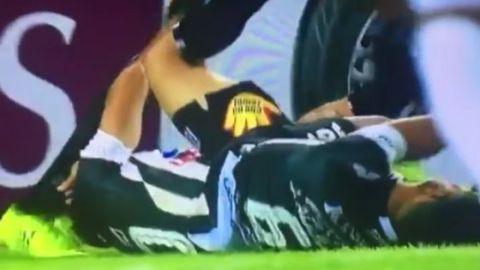 Jorge Aguilar del Deportivo Santaní tuvo que ser reanimado en plena cancha.