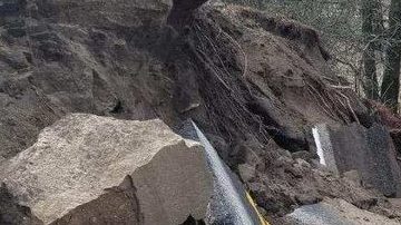 La lluvia "lavó" la carretera SR-243 cerca de lake Fulmor.