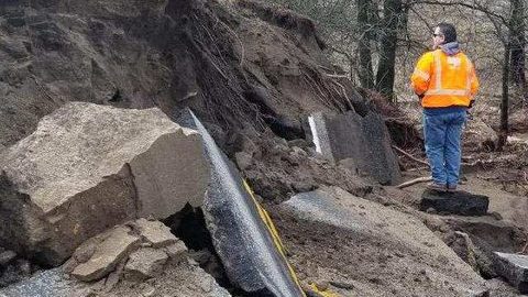 La lluvia "lavó" la carretera SR-243 cerca de lake Fulmor.