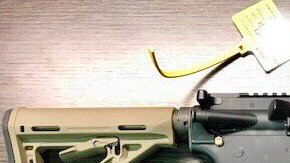 Uno de los rifles que cargaba López de Tirado en su camioneta. (Suministrada)