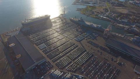 Elon Musk comparte en Twitter impresionante foto de Teslas en Puerto de San Francisco