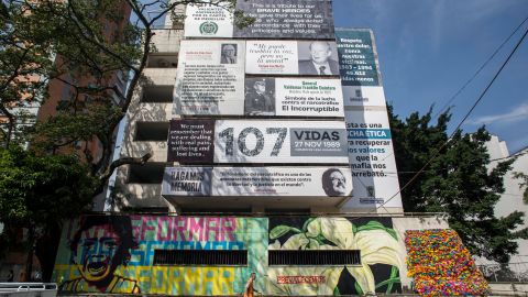 Imágenes en contra del narcotráfico fueron ubicadas en el edificio Mónaco el cual se demolerá el 22 de febrero en Medellín.