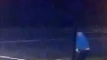 Imagen del momento que el sospechoso ataca a la joven. (Policía de El Monte)