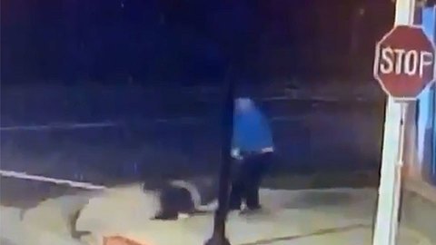 Imagen del momento que el sospechoso ataca a la joven. (Policía de El Monte)