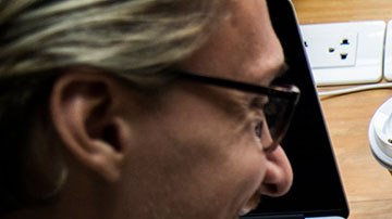 Los empleados de mayor edad con signos de demencia pueden trabajar junto a un compañero que lo ayude.