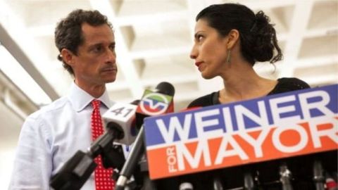 Weiner y su esposa Huma Abedin en 2013