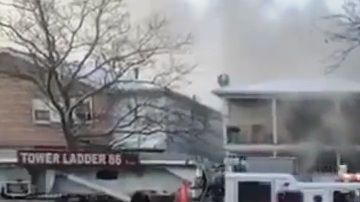 Bomberos en la escena