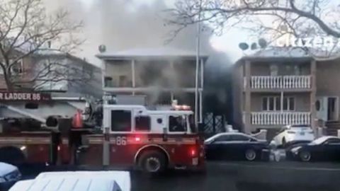 Bomberos en la escena