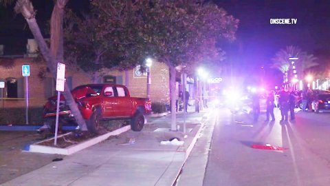 La camioneta no se detuvo hasta chocar con un poste tras atropellar a los peatones. (@ABC7)