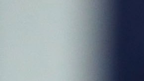 En la imagen aparecen dos hombres, uno con la cara pintada de negro y otro con ropas del grupo de odio Ku Klux Klan