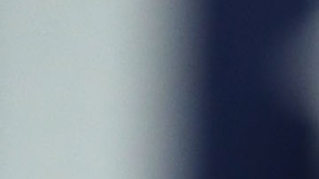 En la imagen aparecen dos hombres, uno con la cara pintada de negro y otro con ropas del grupo de odio Ku Klux Klan