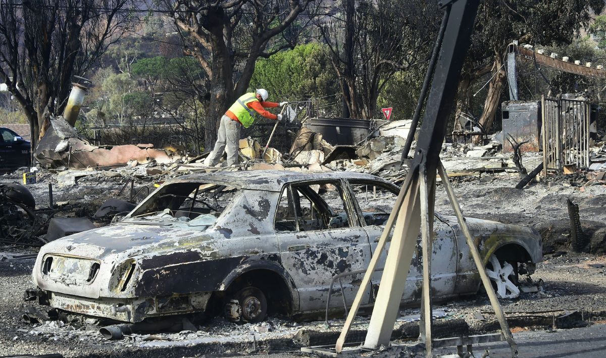 Los incendios Hill y Woolsey destruyeron casas, negocios, autos y más a su paso. / foto: getty.