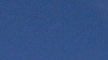 "Desert X" sintetiza en inglés la frase "Exhibición en el desierto"