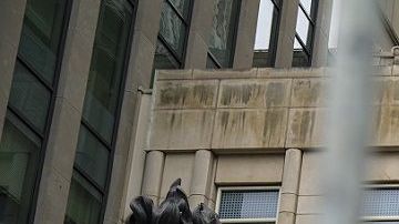 Los asistentes al juicio de "El Chapo" son vigilados por alguaciles federales.