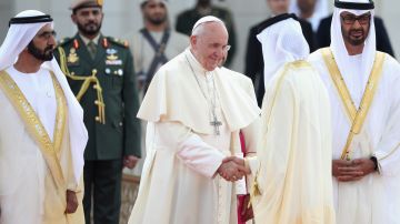 El Papa Francisco es recibido en el Palacio Presidencial durante su histórica visita a los Emiratos Árabes Unidos.