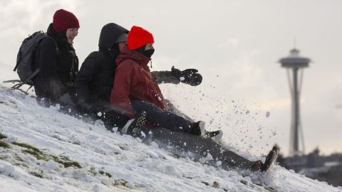 Personas juegan en la nieve en Seattle.