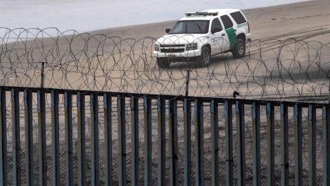 Oficiales ordenaron a conductor detenerse, pero éste se negó.