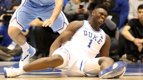 Zion Williamson de los Duke Blue Devils tras lesionarse en el juego ante North Carolina por unos tenis defectuosos.
