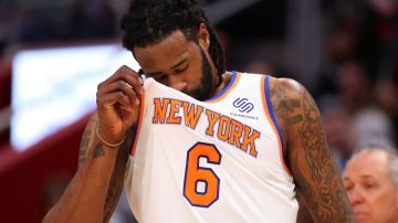 DeAndre Jordan de los New York Knicks es la viva imagen de la frustración.