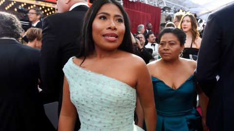 Yalitza Aparicio y su mamá.