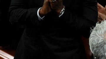 Alfonso Cuarón celebra con Yalitza Aparicio.