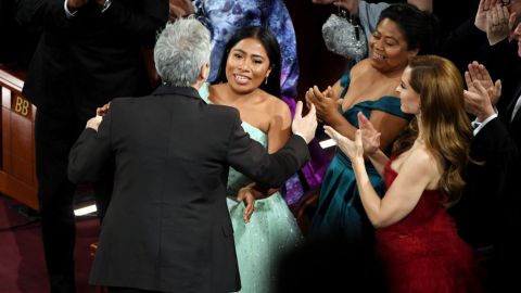 Alfonso Cuarón celebra con Yalitza Aparicio.