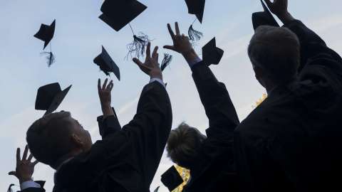 Miles de latinx desafían obstáculos para poder graduarse.