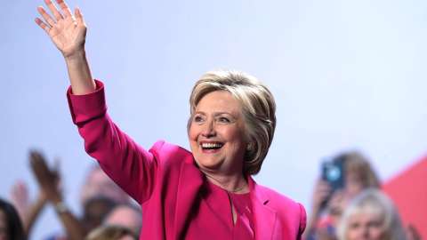 Clinton se ha dicho estar "aturdida" y "preocupada" por las acciones de Trump.