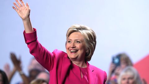 Clinton se ha dicho estar "aturdida" y "preocupada" por las acciones de Trump.