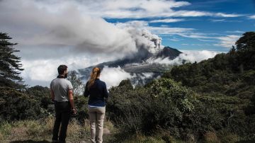 Turistas observan el volcán Turrialba en Cartago, Costa Rica.